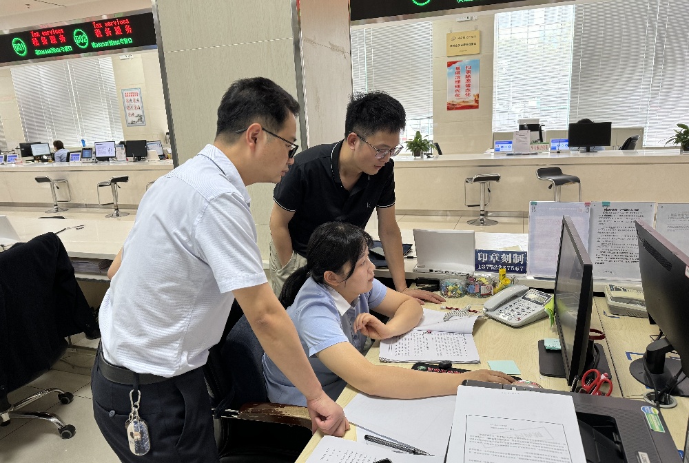 赴行政审批局、、、陕西国泰招标代理有限公司、、、岚皋县秦巴惠物流有限公司进行业务互换